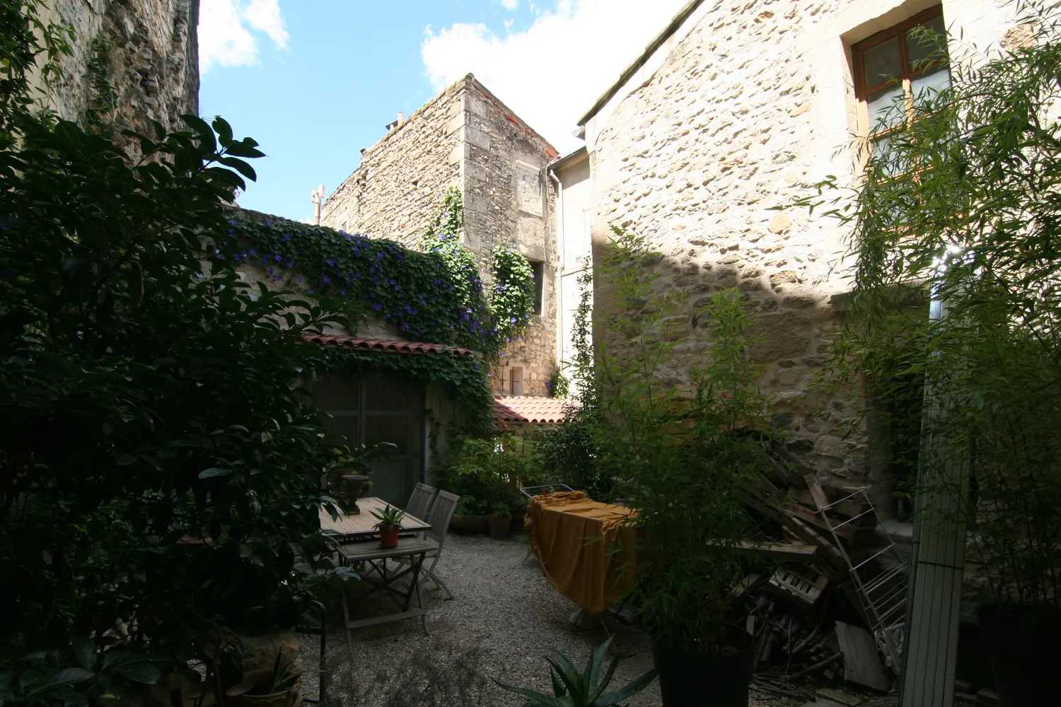 Talo sisään Arles, Provence-Alpes-Cote d'Azur 10004104