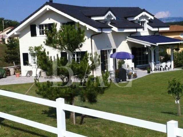 House in Saint-Julien-en-Genevois, Auvergne-Rhone-Alpes 10004380