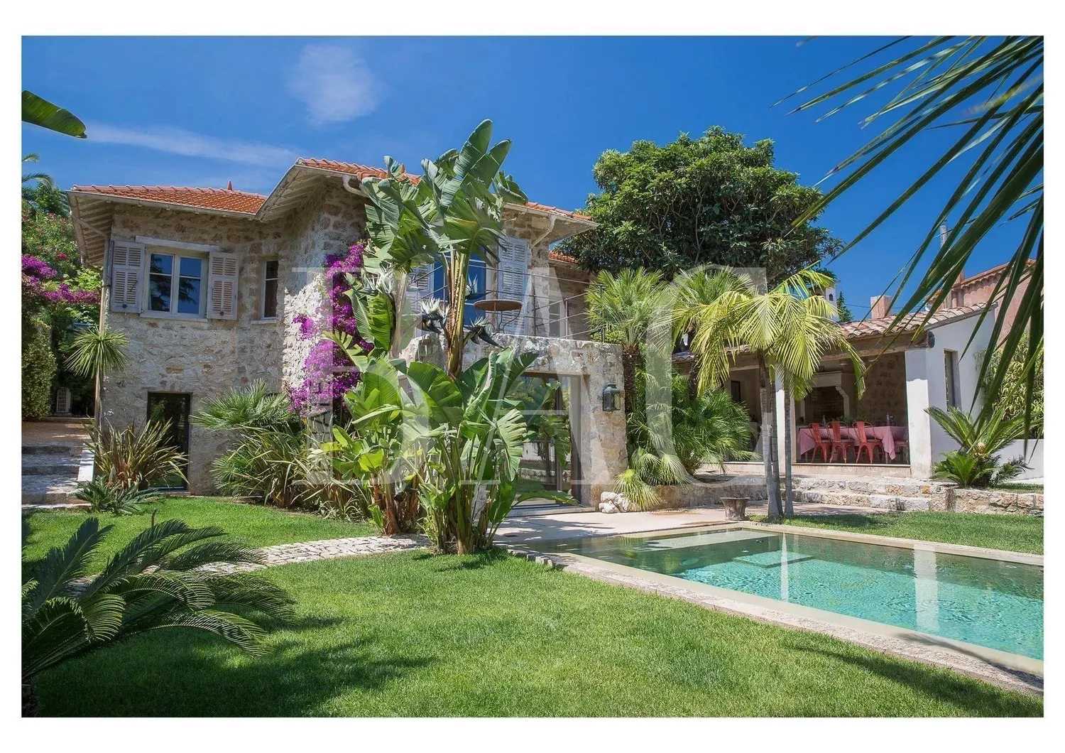 House in Cannes, Provence-Alpes-Cote d'Azur 10004409
