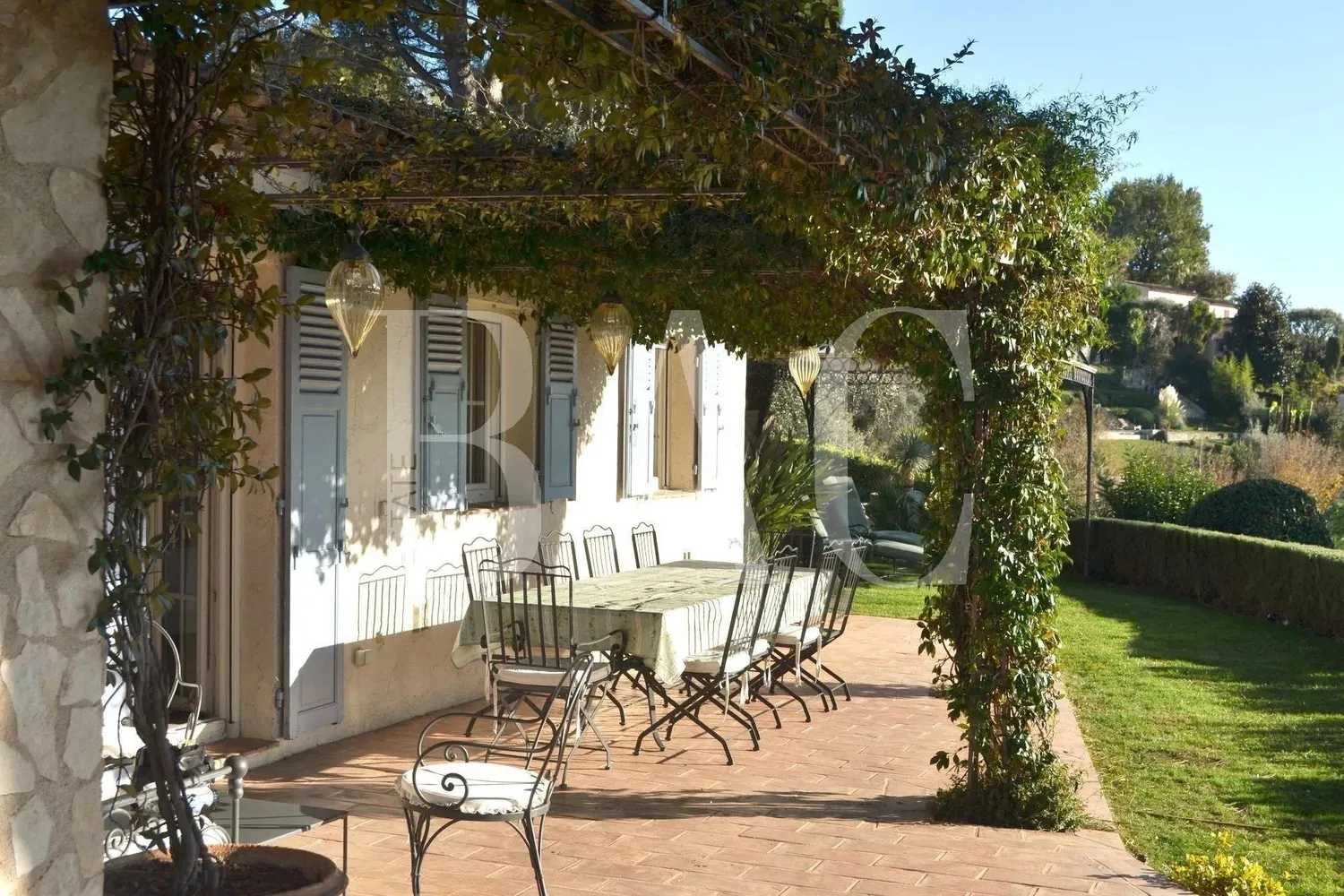 Hus i Saint-Paul-de-Vence, Provence-Alpes-Cote d'Azur 10004411