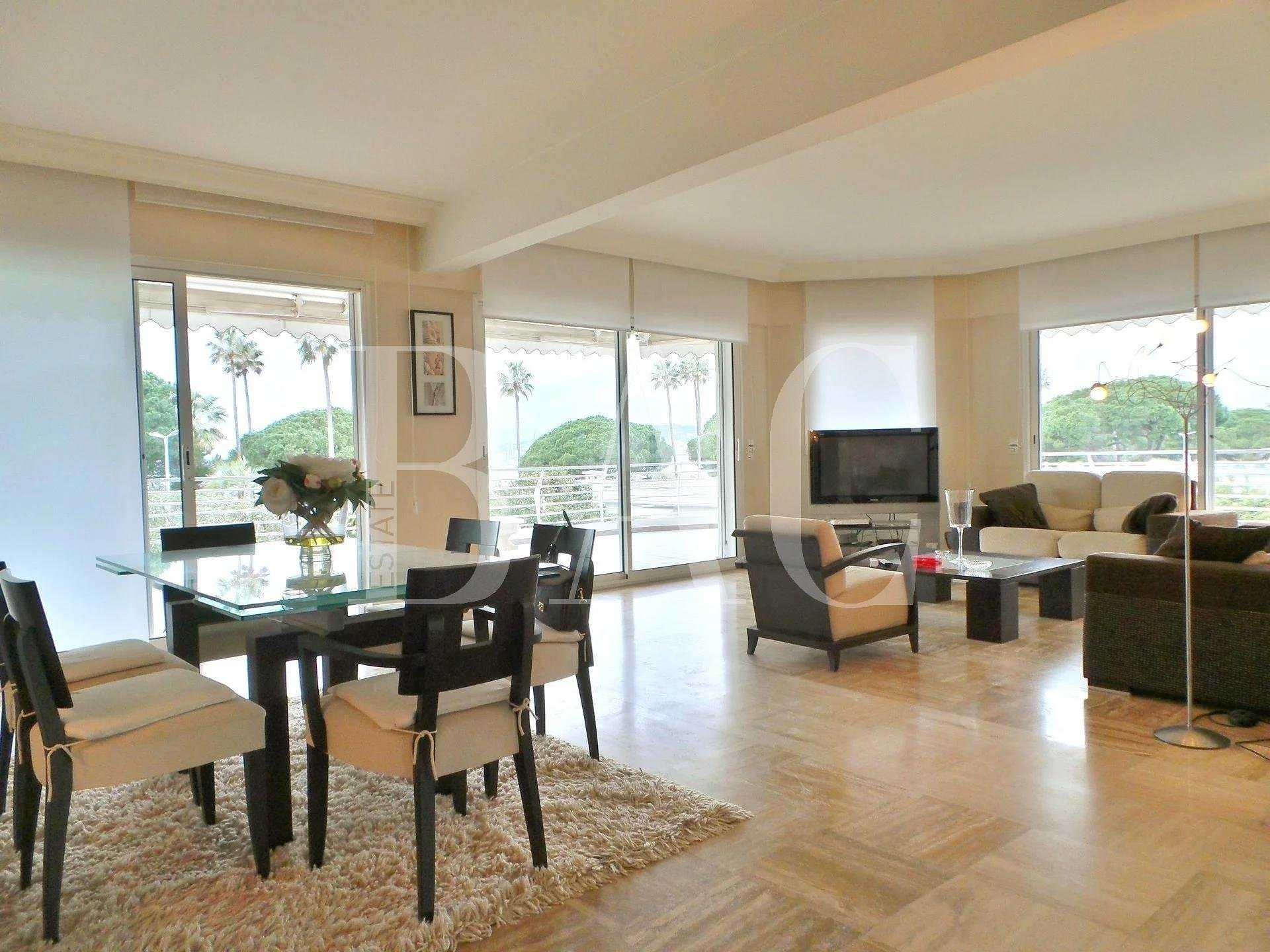 Condominium in Cannes, Provence-Alpes-Cote d'Azur 10004419