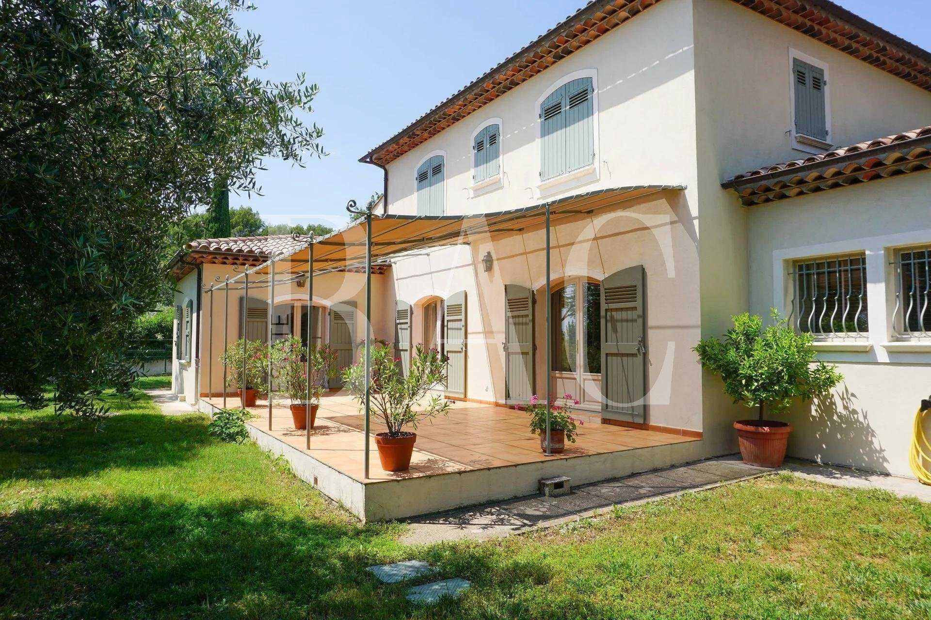 Будинок в Draguignan, Provence-Alpes-Cote d'Azur 10004444