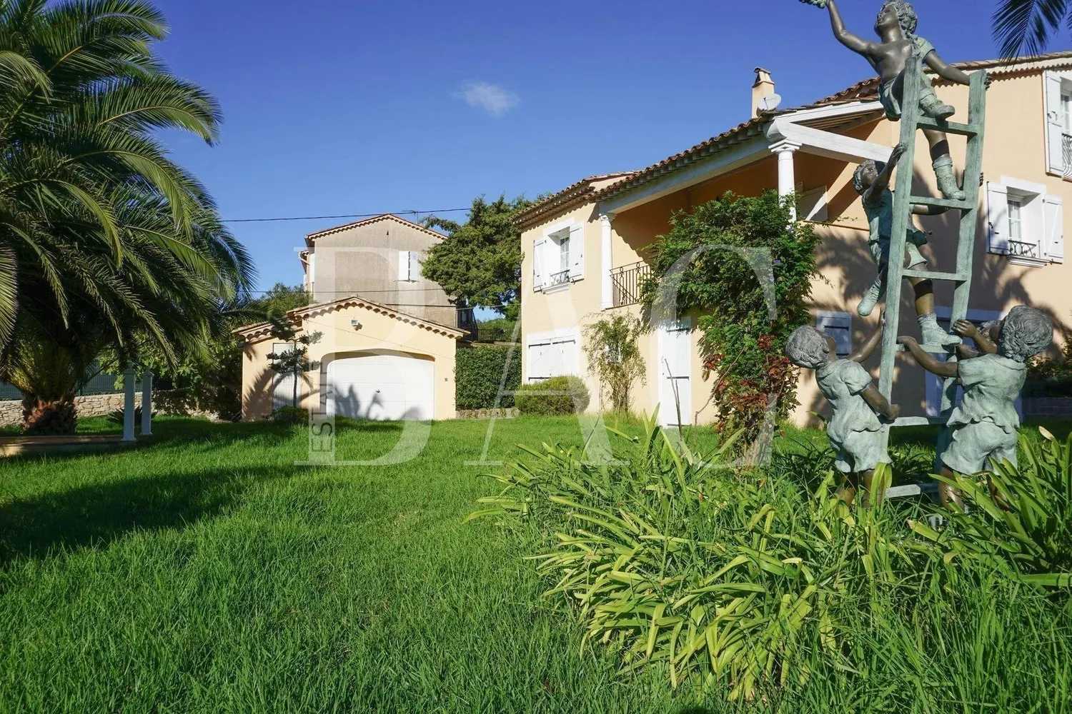 House in Saint-Tropez, Provence-Alpes-Cote d'Azur 10004451