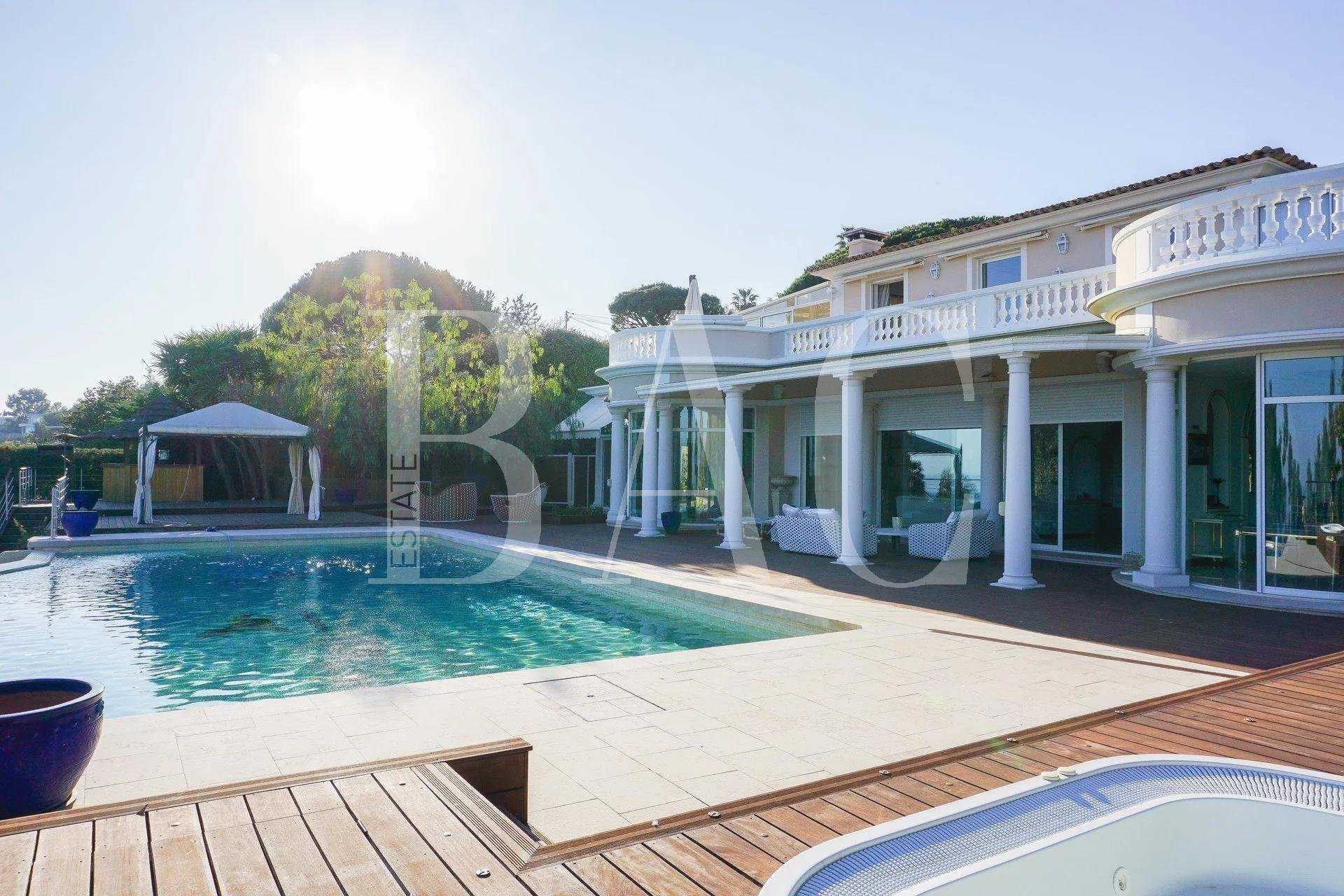 Residential in Cannes, Alpes-Maritimes 10004475