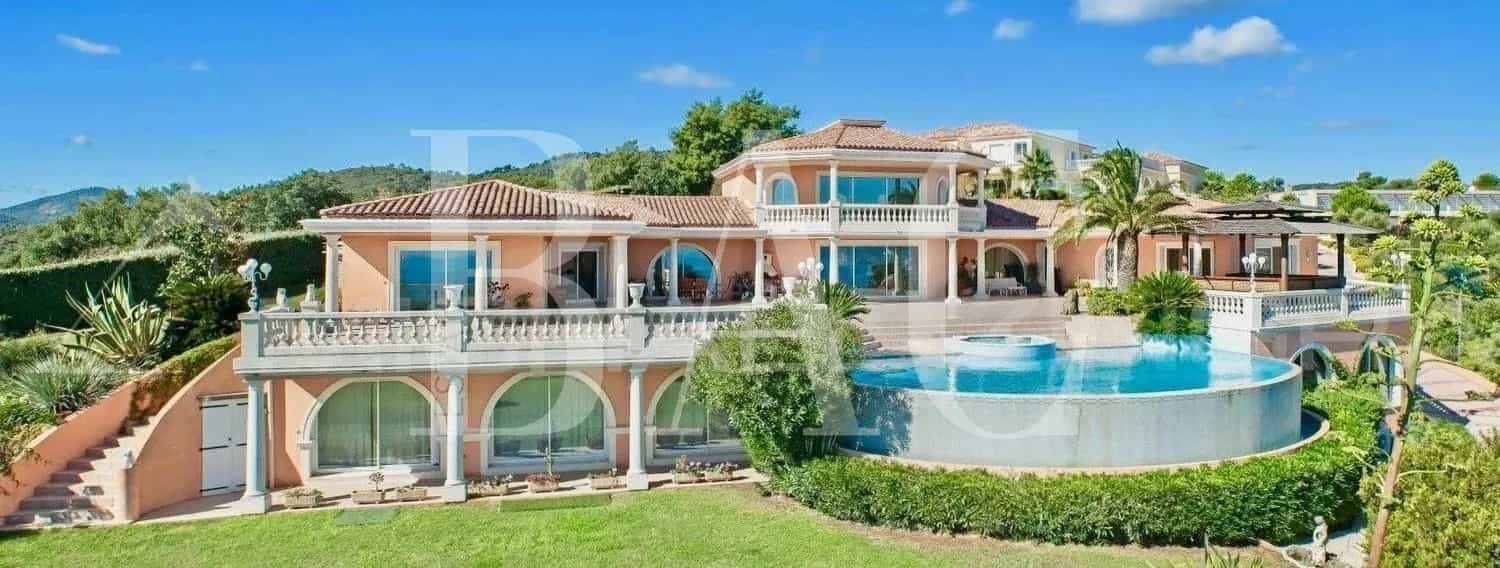 House in Saint-Aygulf, Provence-Alpes-Cote d'Azur 10004478