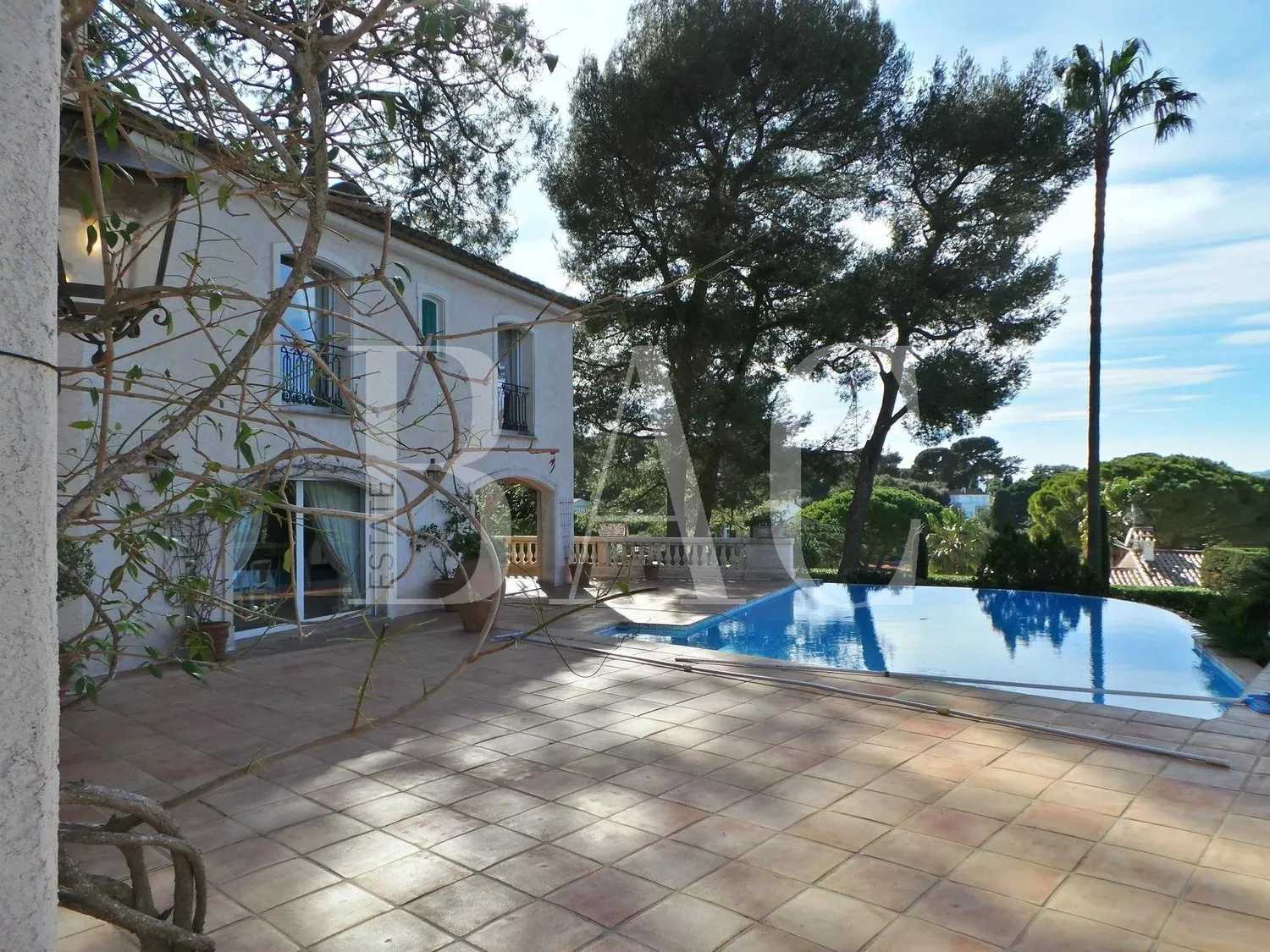 Hus i Juan-les-Pins, Provence-Alpes-Cote d'Azur 10004498