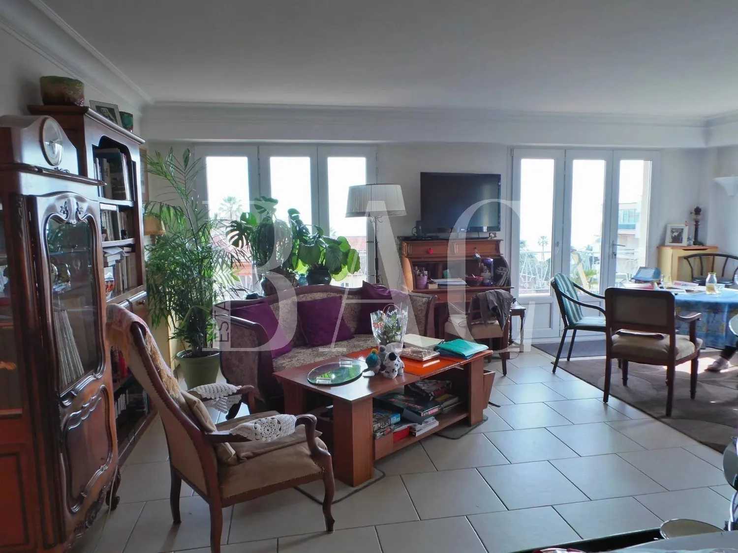 Condominium in Le Suquet, Provence-Alpes-Cote d'Azur 10004540