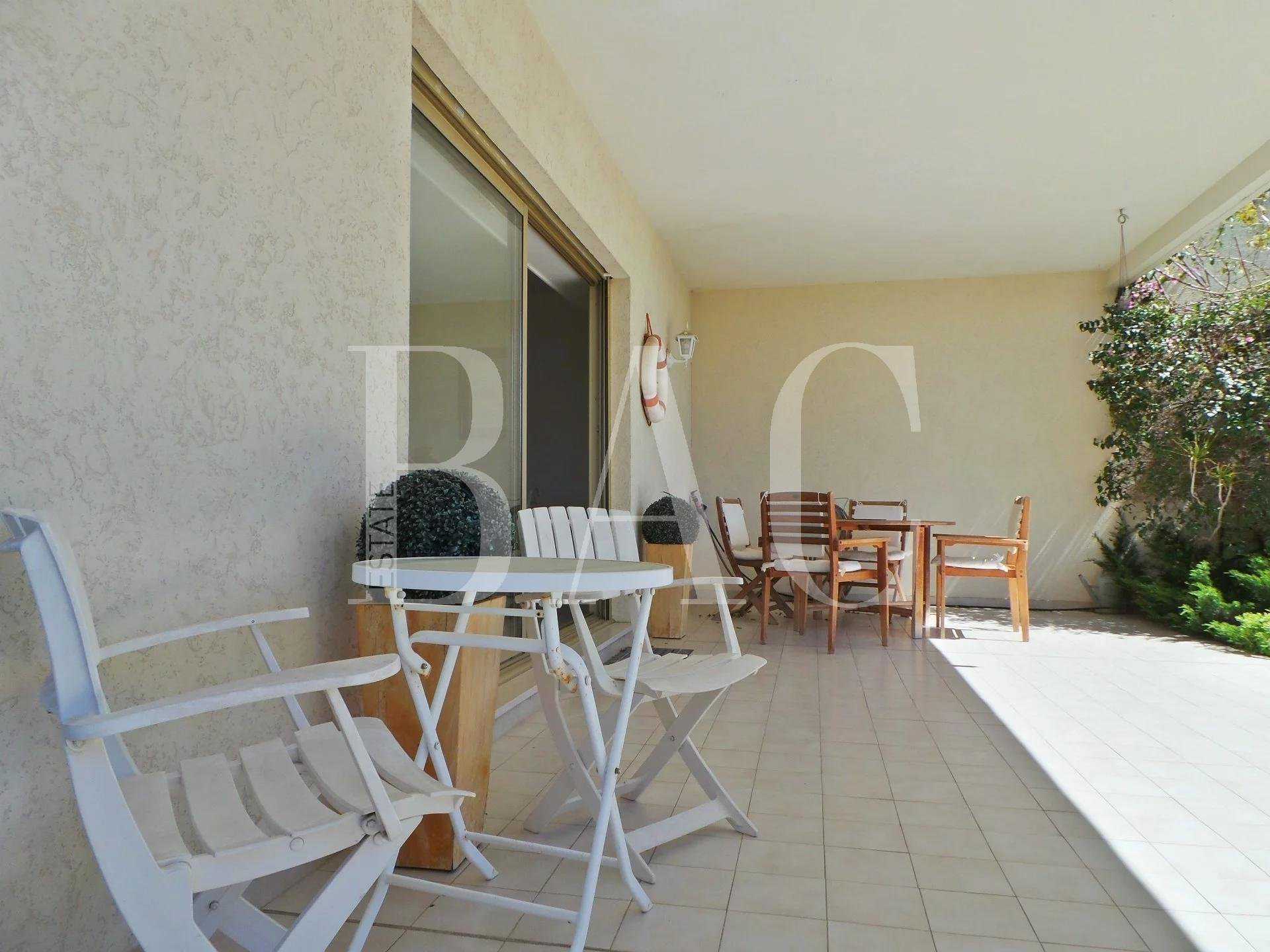Condominium dans Le Four-à-Chaux, Provence-Alpes-Côte d'Azur 10004575
