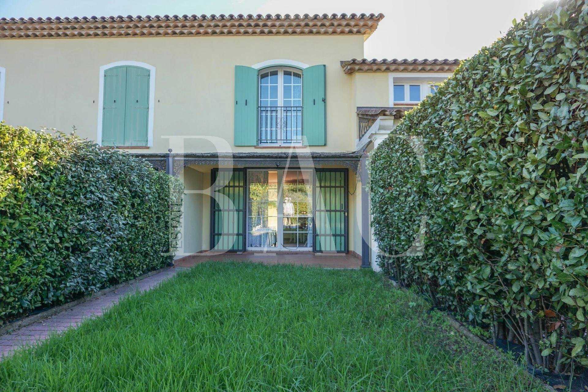 Condominium in Saint-Tropez, Provence-Alpes-Cote d'Azur 10004590