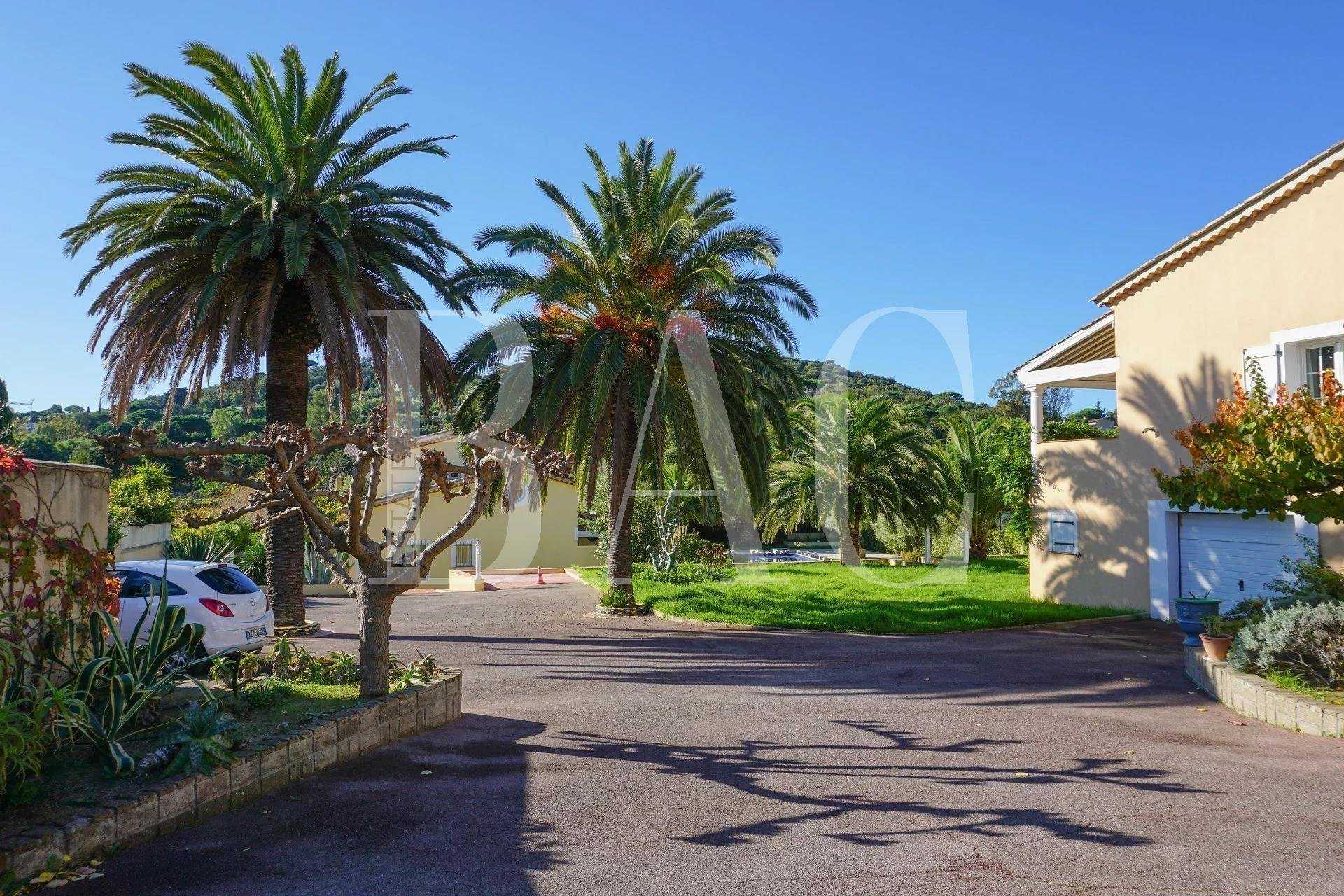 Condominium in Saint-Tropez, Provence-Alpes-Cote d'Azur 10004590