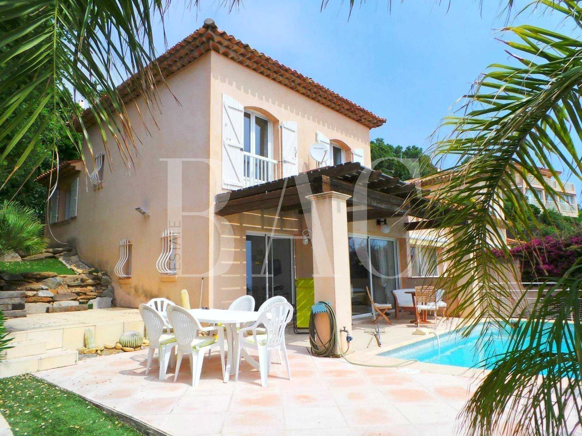 Talo sisään Saint-Aygulf, Provence-Alpes-Cote d'Azur 10004599