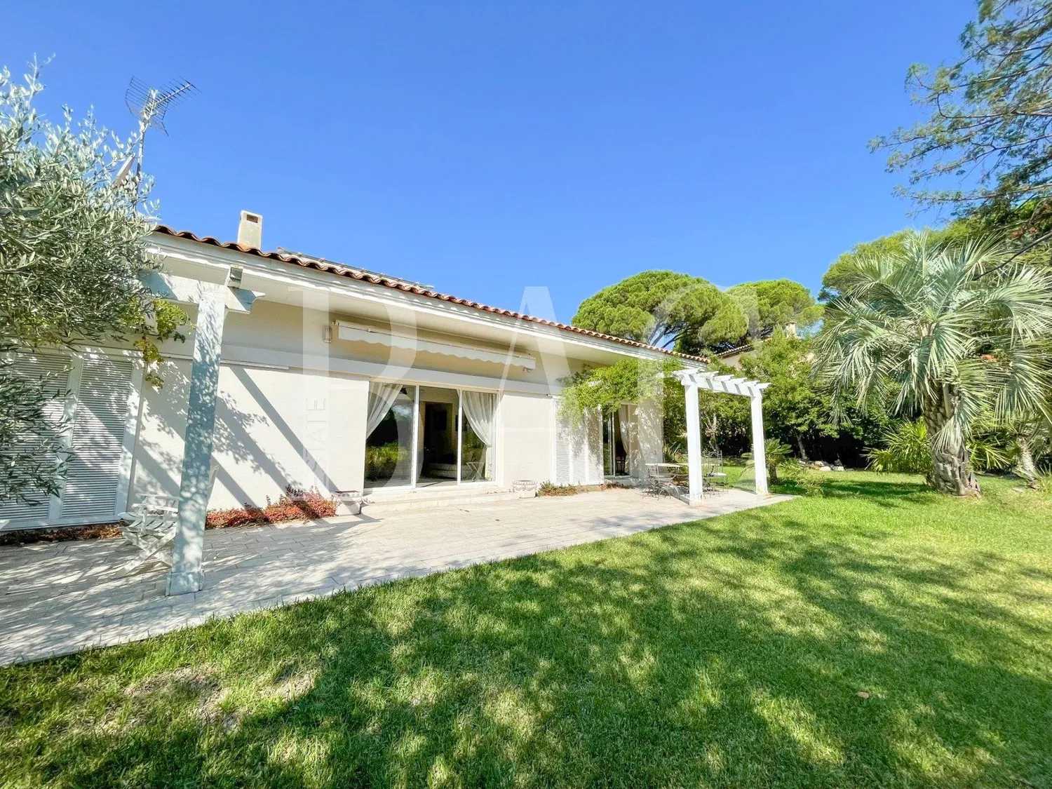 House in Valescure, Provence-Alpes-Cote d'Azur 10004635