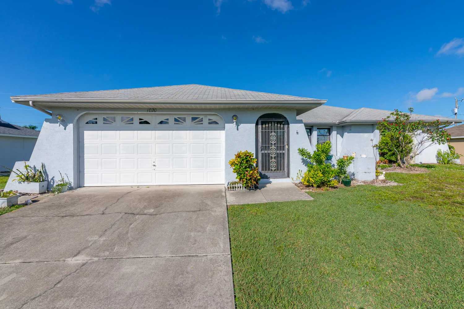 House in Cape Coral, 1020 Southwest 11th Court 10004978