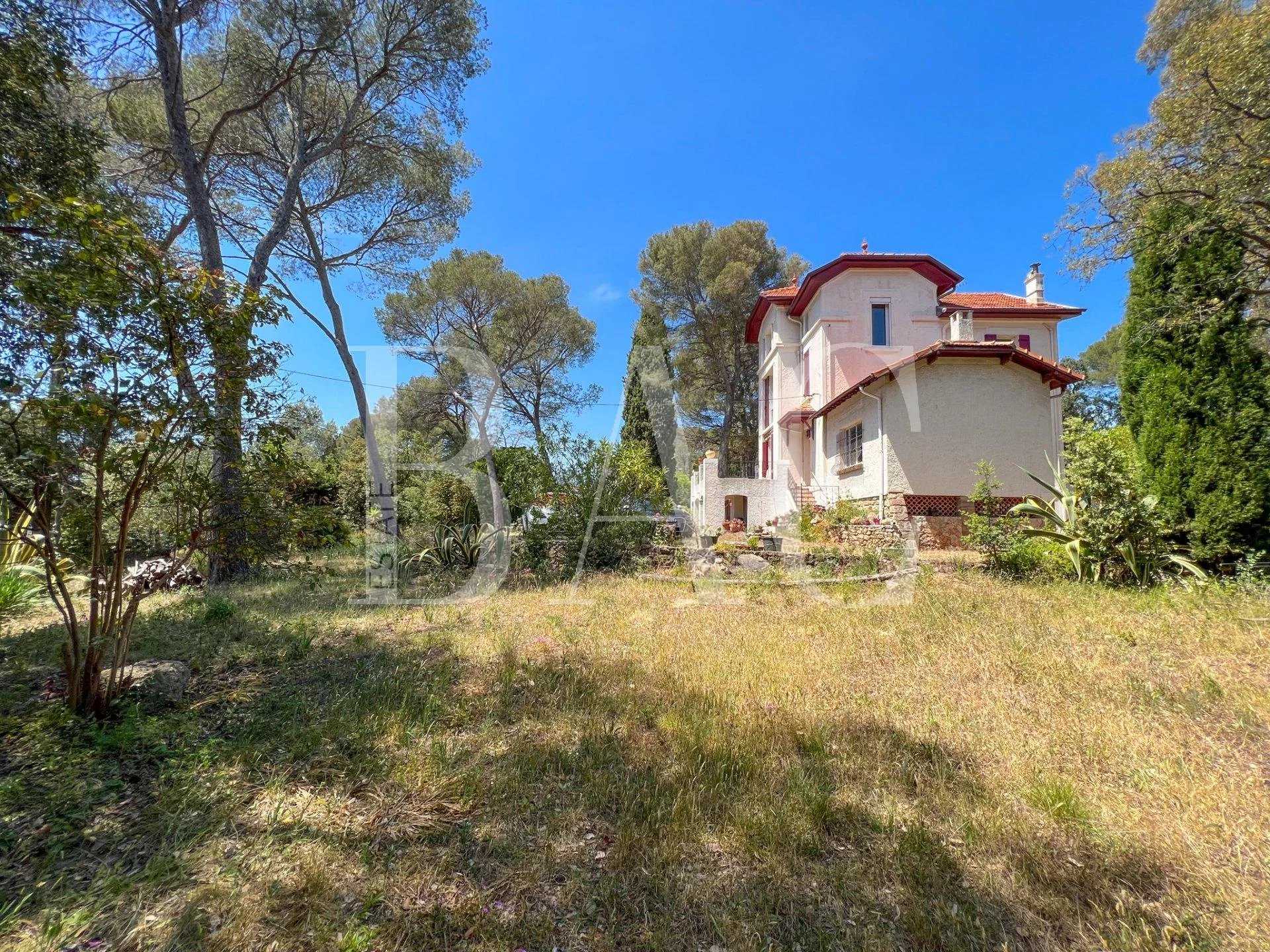 House in Saint-Raphael, Provence-Alpes-Cote d'Azur 10008248