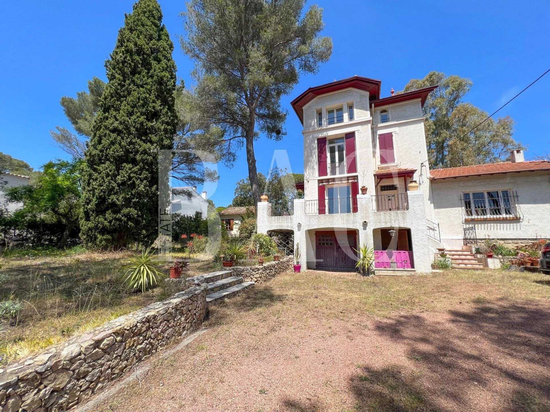 Hus i Saint-Raphael, Provence-Alpes-Cote d'Azur 10008248