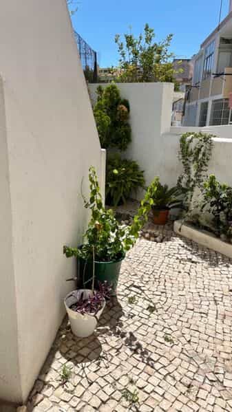 公寓 在 Linda-a-Velha, Lisbon 10012516