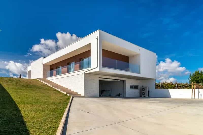 House in Maiorga, Leiria District 10013115