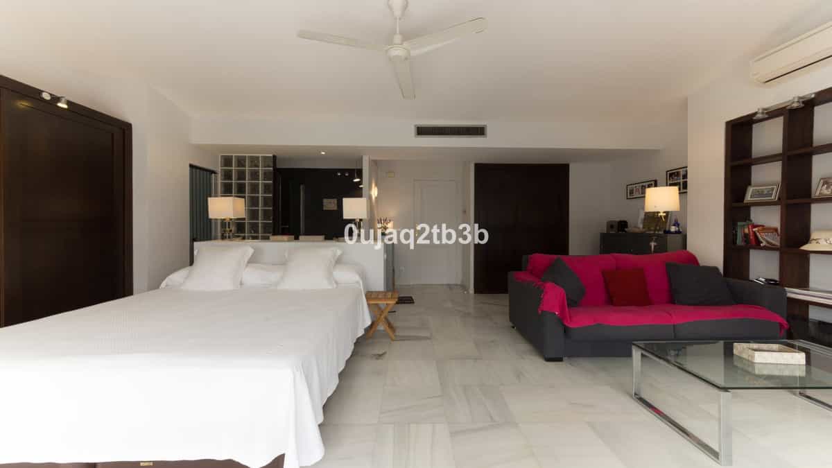 Condominium in Marbella, Andalusia 10013694