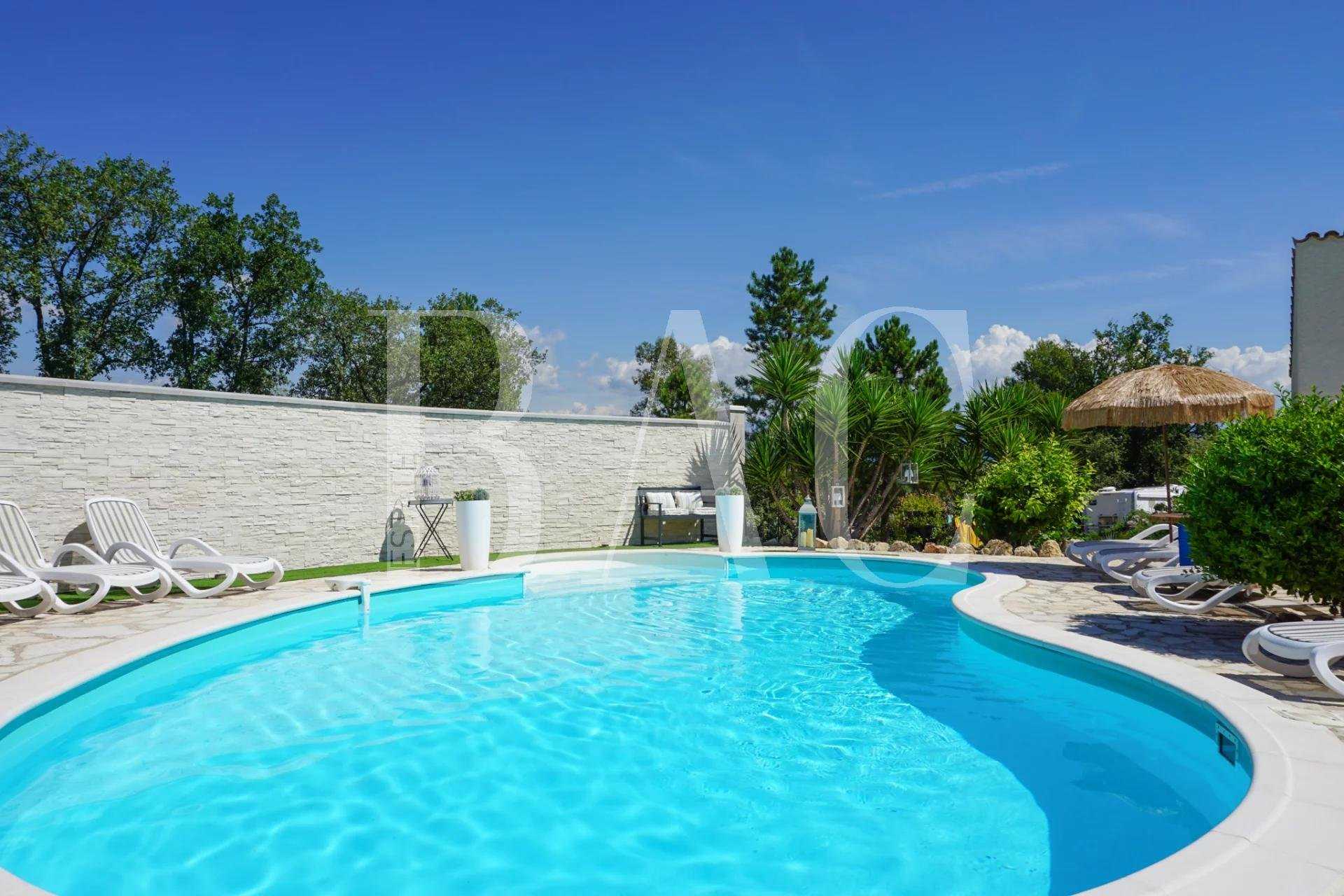Hus i Saint-Paul-en-Foret, Provence-Alpes-Cote d'Azur 10013820