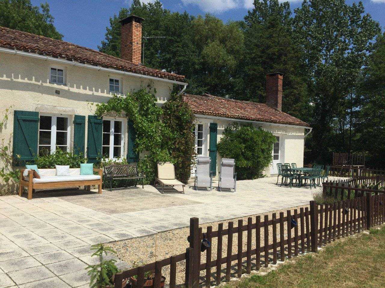 Hus i Saint-Symphorien-sur-Couze, Nouvelle-Aquitaine 10015316