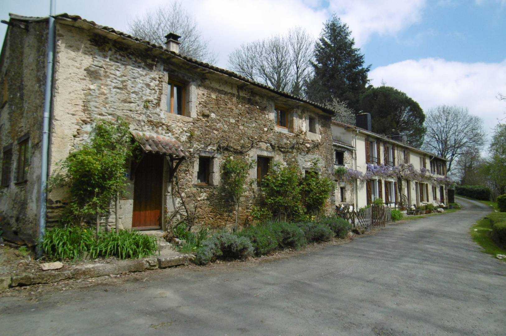 بيت في Vernoux-en-Gatine, Nouvelle-Aquitaine 10015343
