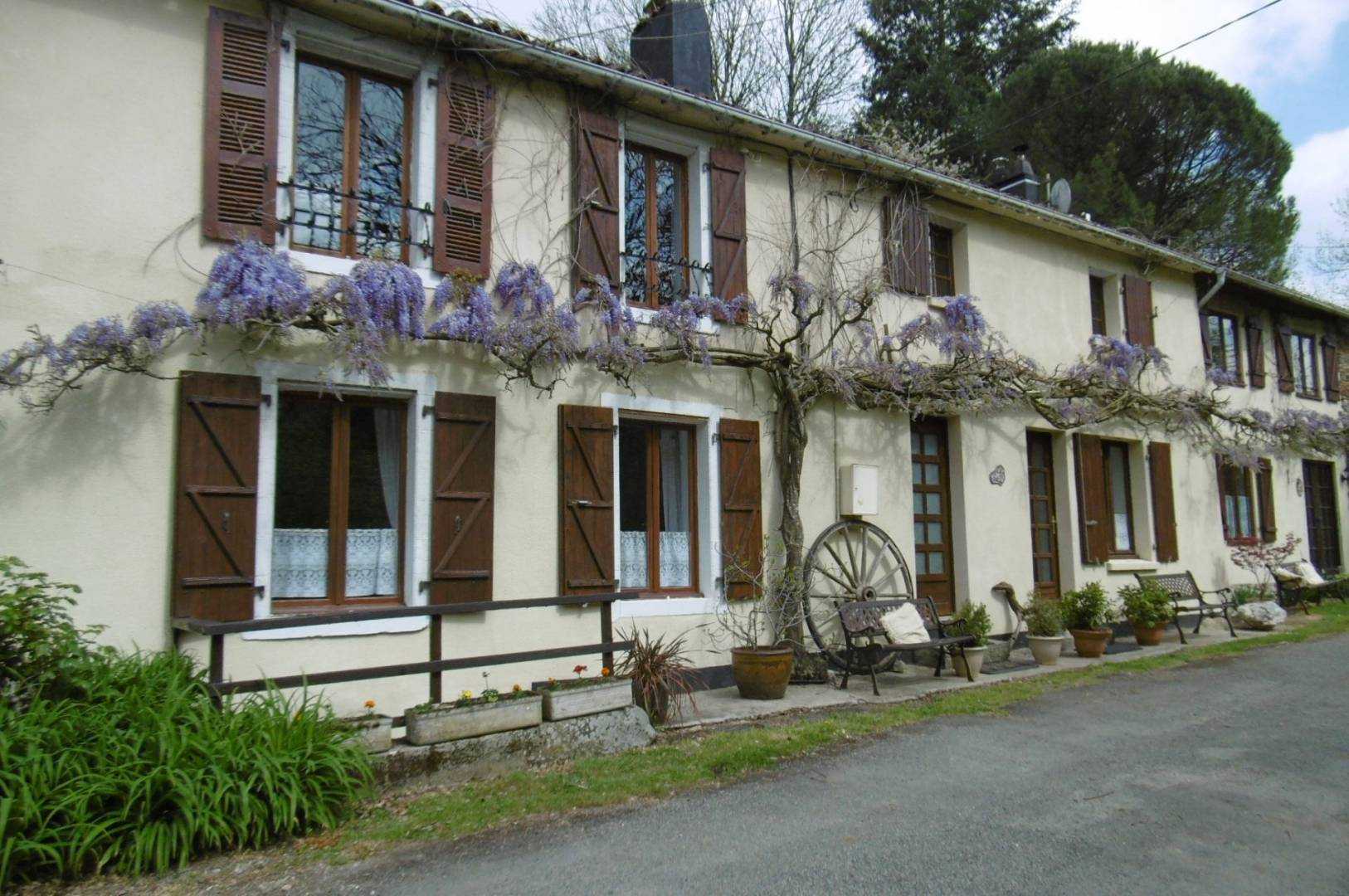 House in Vernoux-en-Gatine, Nouvelle-Aquitaine 10015343