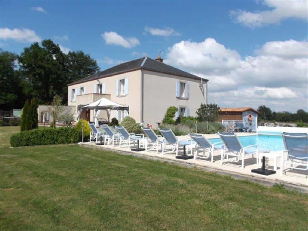 House in Faye-l'Abbesse, Nouvelle-Aquitaine 10015350