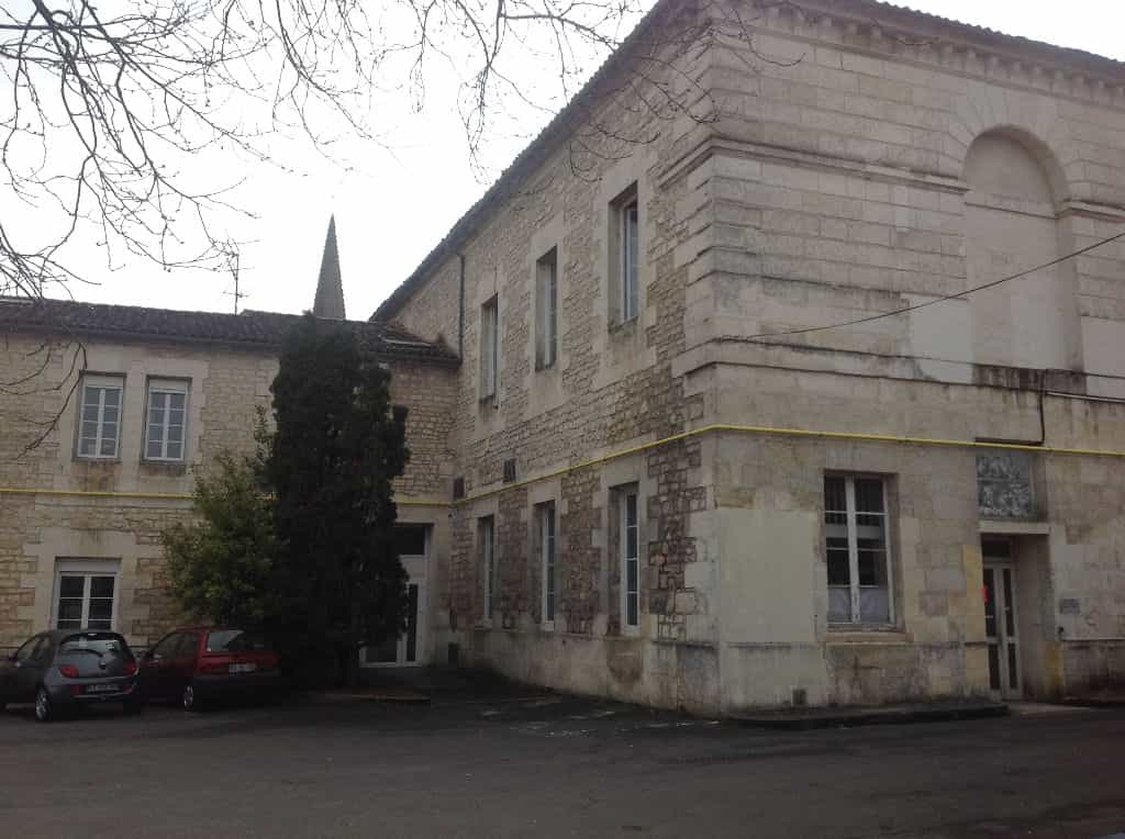 House in Angouleme, Nouvelle-Aquitaine 10015790