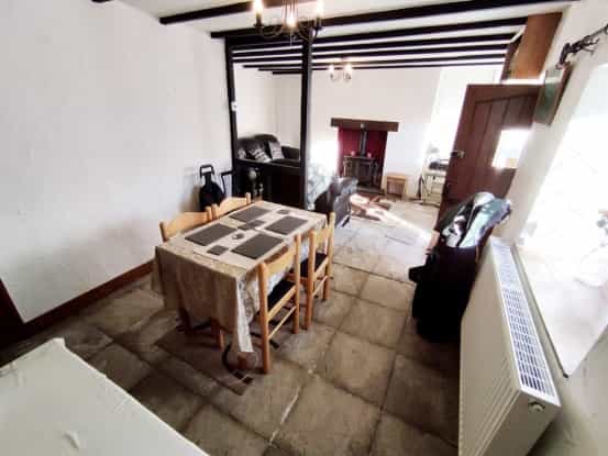 Dom w Ystalyfera, Neath Port Talbot 10015948