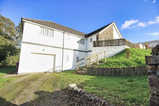 Dom w Llanllwch, Carmarthenshire 10016087