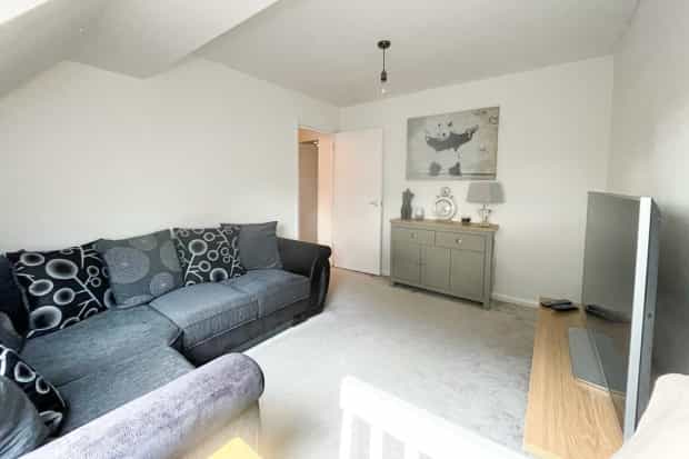 Condominium in Leatherhead, Surrey 10016186