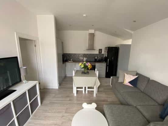 Condominium in Leatherhead, Surrey 10016386