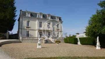Rumah di Luxé, 16230, France, Poitou-Charentes 10016661