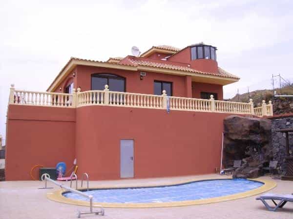 House in Taucho,  10016715