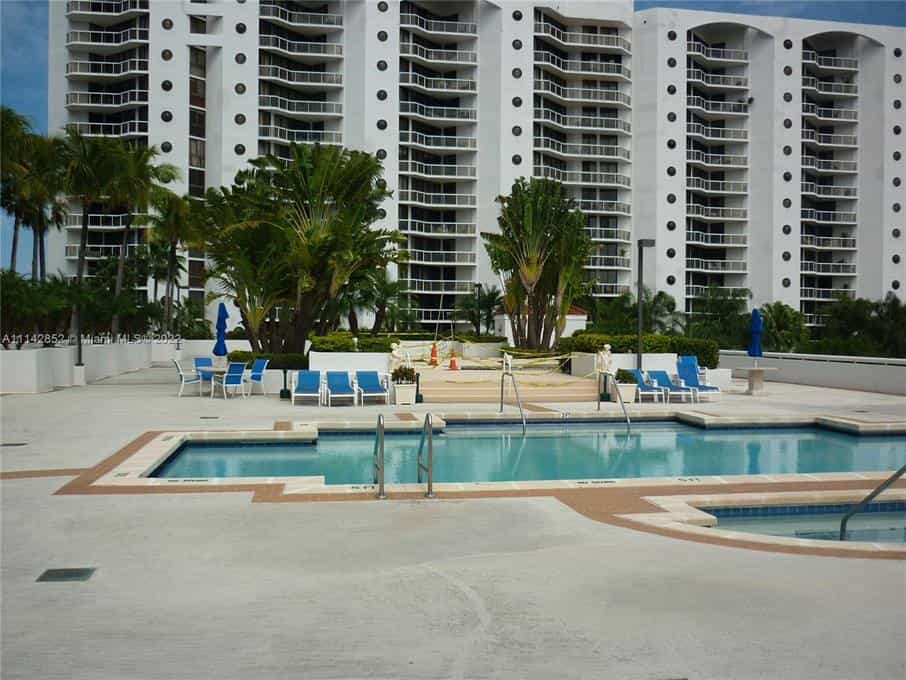 Condominium in Aventura, Florida 10016885