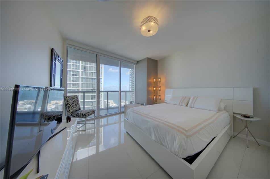 Condominium in Miami, Florida 10017506