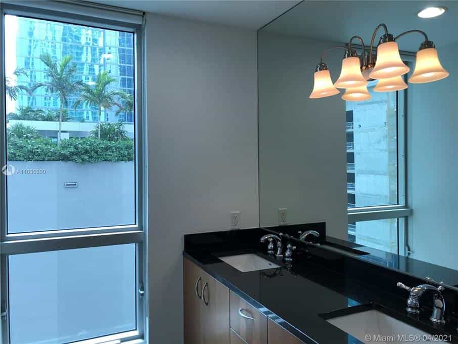 Condominium in Miami, Florida 10017551
