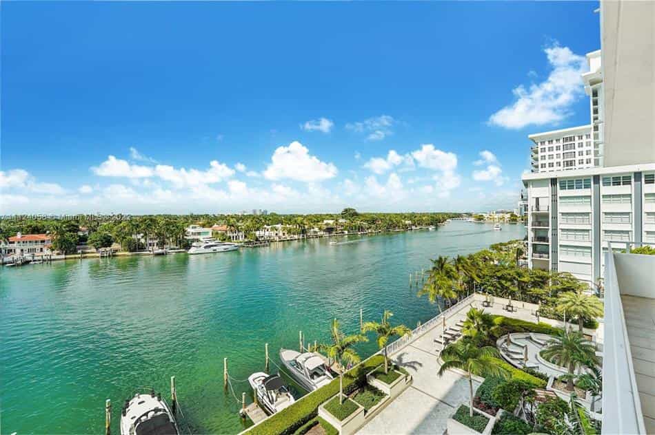 Condominium in Miami Beach, Florida 10017564