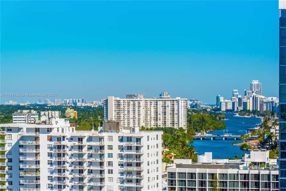 Condominium in Miami Beach, Florida 10017567