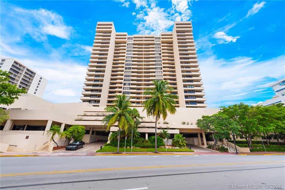 Condominium in Miami Beach, Florida 10017569