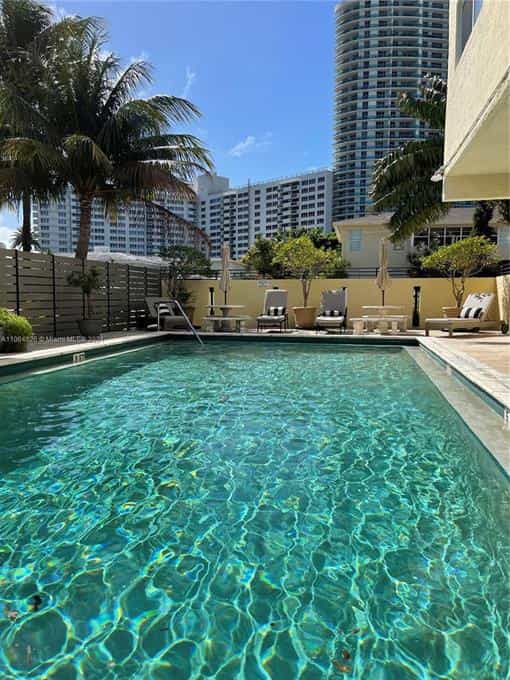 Condominium in Miami Beach, Florida 10017578