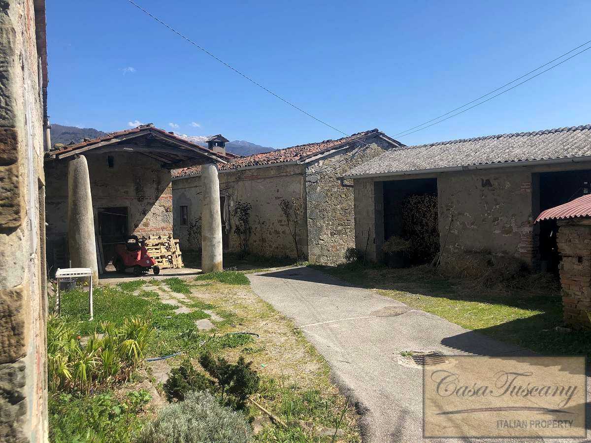 House in Molazzana, Tuscany 10017616