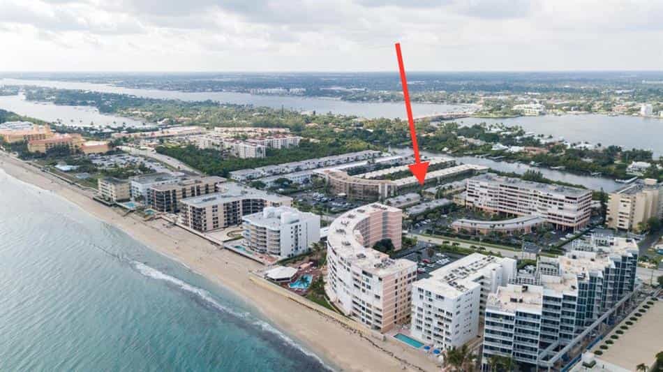 Condominium in South Palm Beach, Florida 10017950