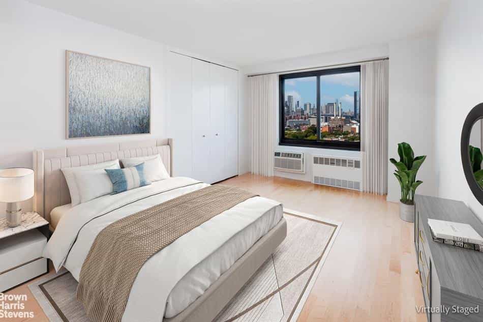 Condominium in New York, New York 10018309