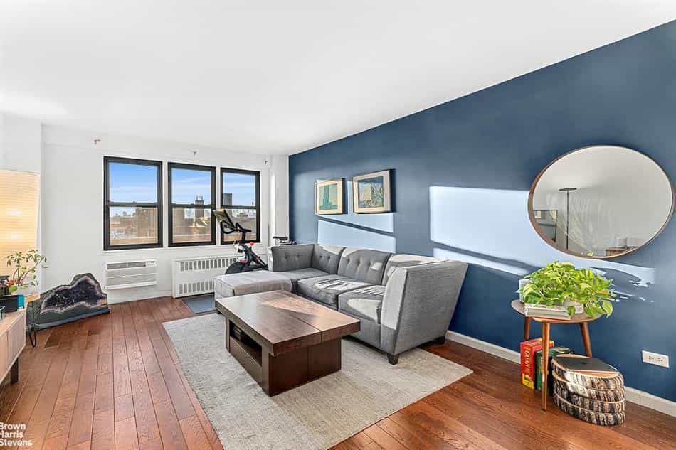 Condominium in New York, New York 10018580