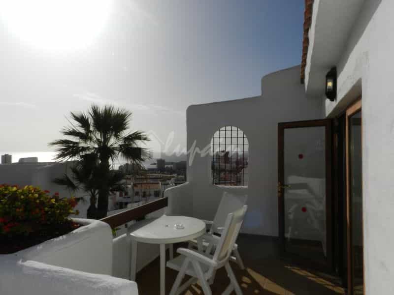 Condominium in Los Cristianos, Canary Islands 10019666