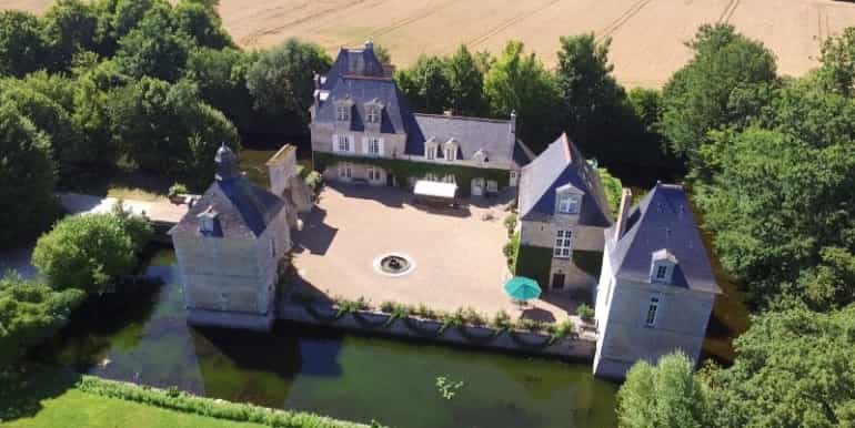 House in Tours, Centre-Val de Loire 10020607