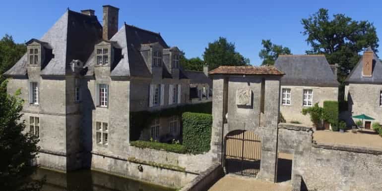 House in Tours, Centre-Val de Loire 10020607