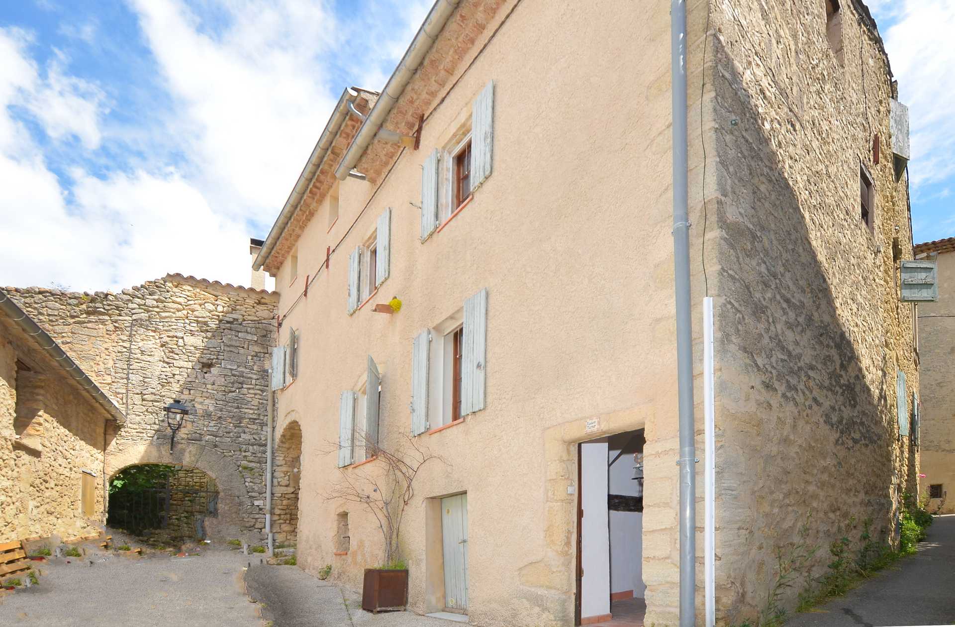 Talo sisään Viens, Provence-Alpes-Cote d'Azur 10021057