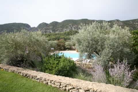Talo sisään Maubec, Provence-Alpes-Cote d'Azur 10021174